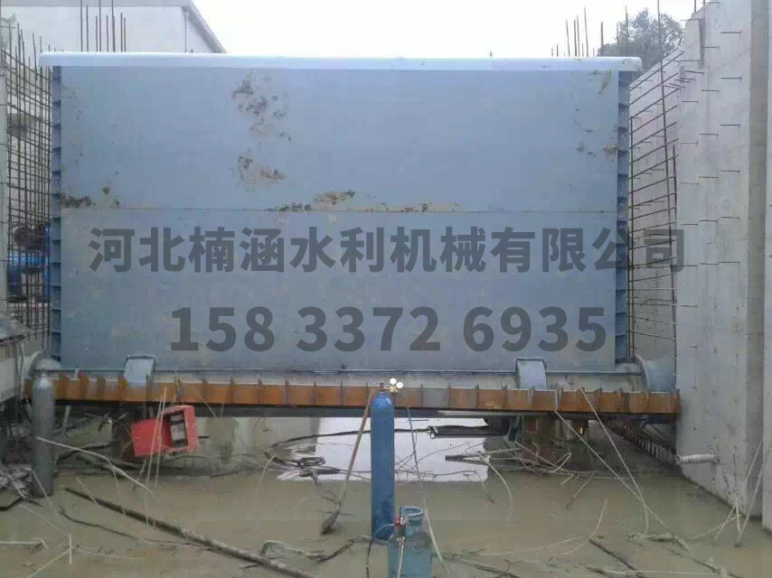 鋼壩啟閉機(jī)安裝現(xiàn)場(chǎng)