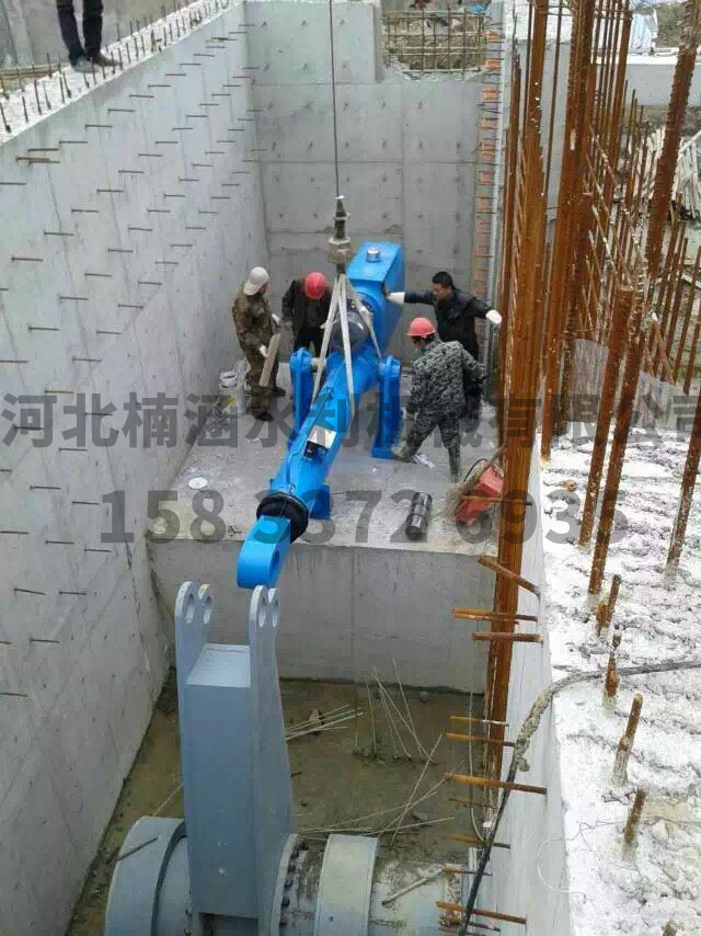 鋼壩液壓?jiǎn)㈤]機(jī)安裝現(xiàn)場(chǎng)